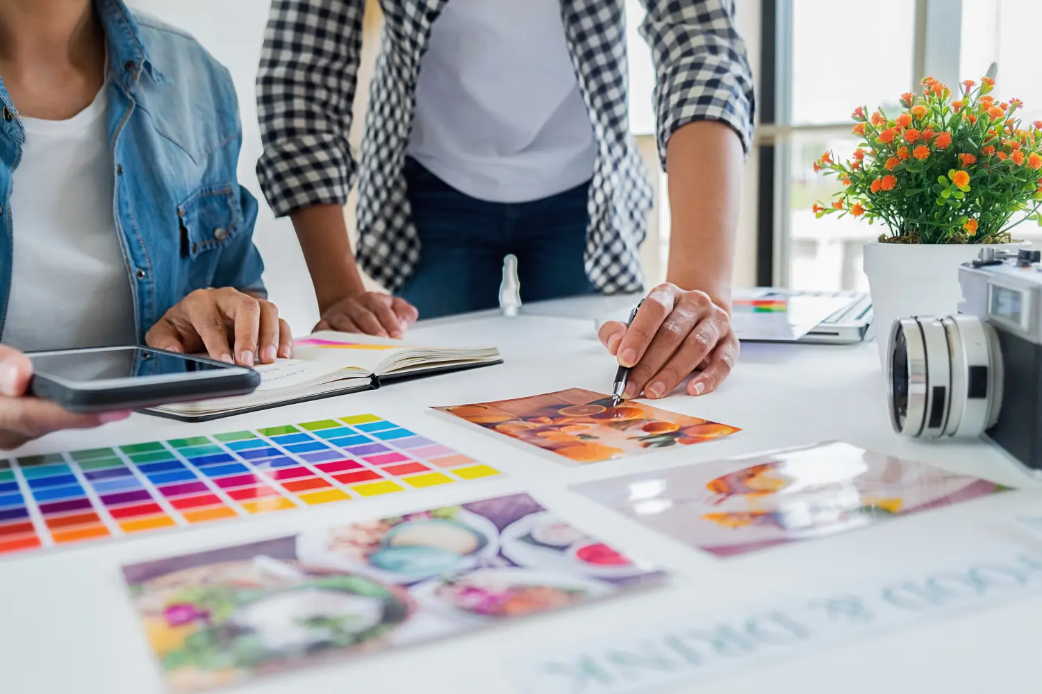Kreatives Start-up-Team asiatischer Werbedesigner diskutiert Ideen im Büro.