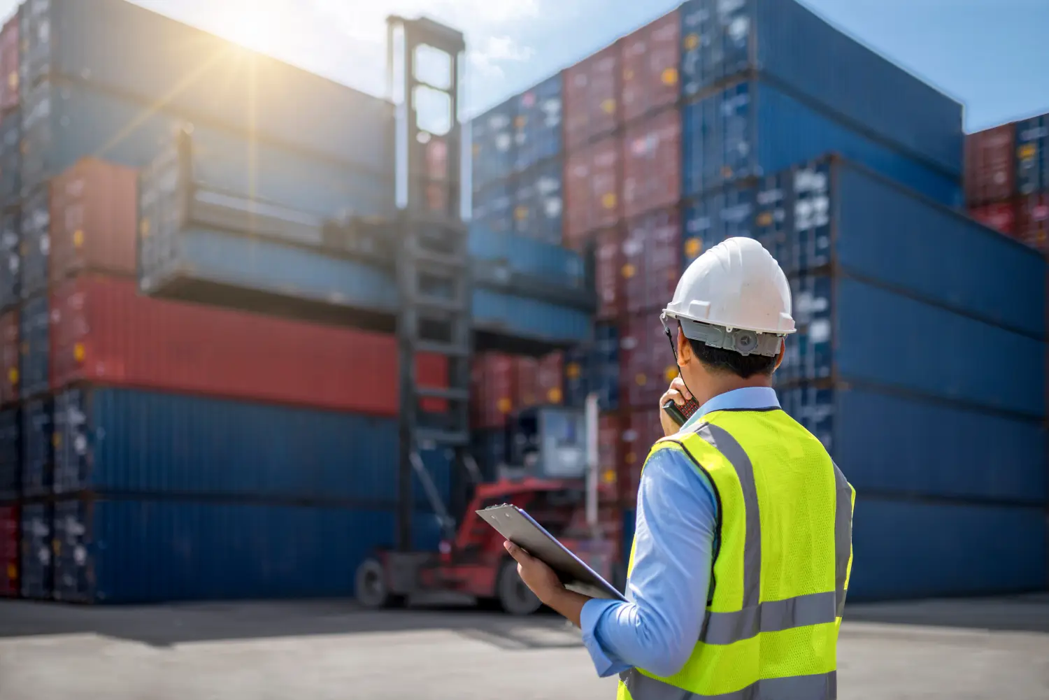 Vorarbeiter kontrolliert das Laden von Containern